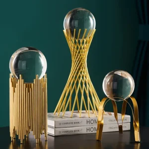 Golden Gaze – Dekoratives Skulpturenpaar mit Kristallkugeln